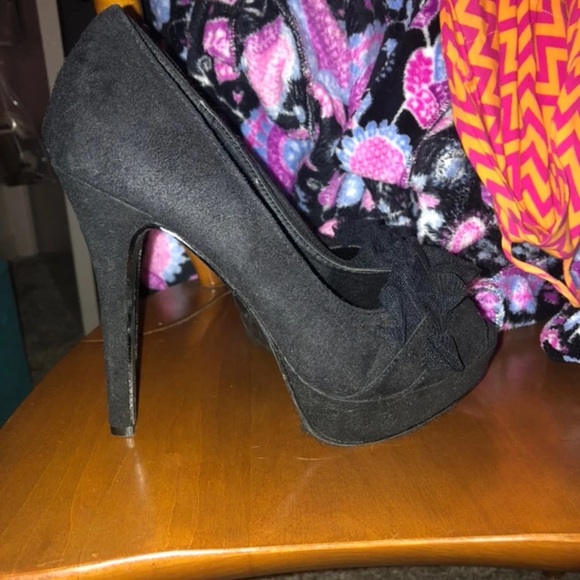 Black high heels - Picture 1 of 5